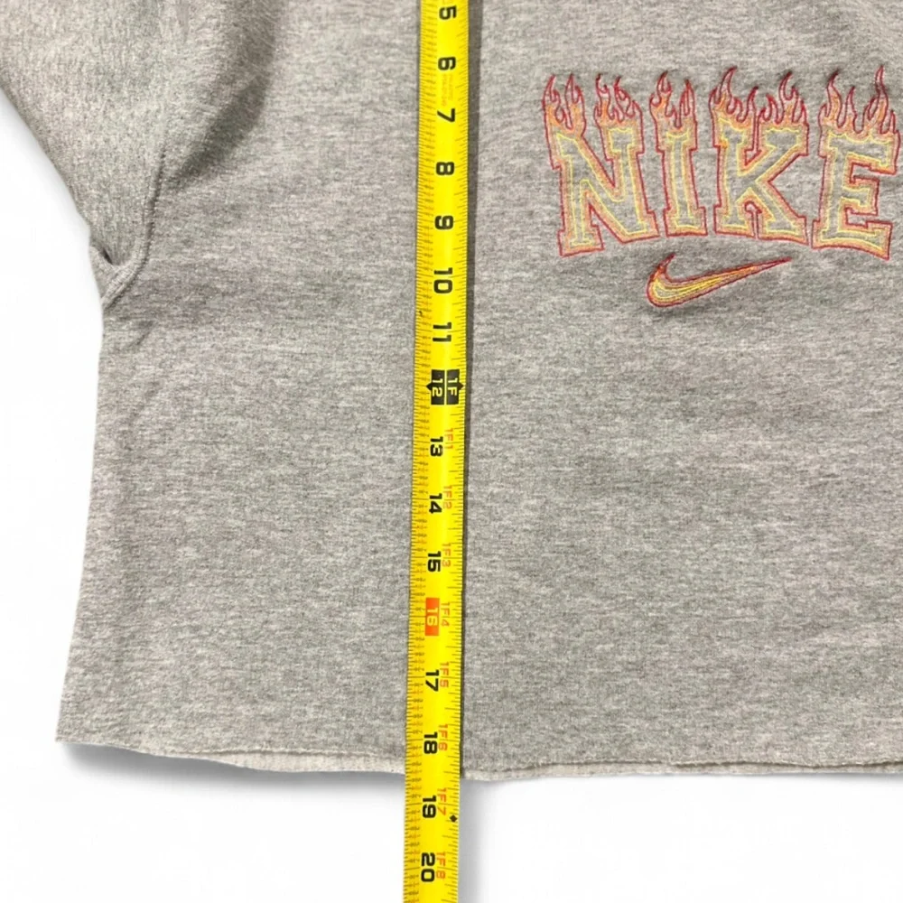 VTG Y2K Nike Embroidered Design Gray Cropped Sweatshirt Size Women’s Medium